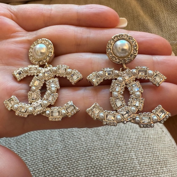 Brand New Classic Chanel CC Logo Crystal Embellished Pearl Drop Earrings - Picture 1 of 3